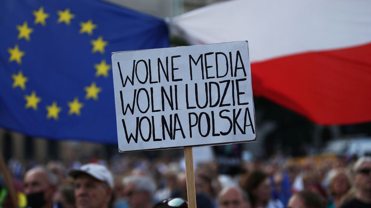Polská vládní koalice se kvůli kontroverznímu návrhu mediálního zákona rozpadá